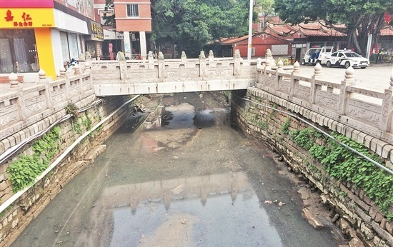 泉州市容观察团督查市区部分内沟河段 发现一些设施及卫生问题