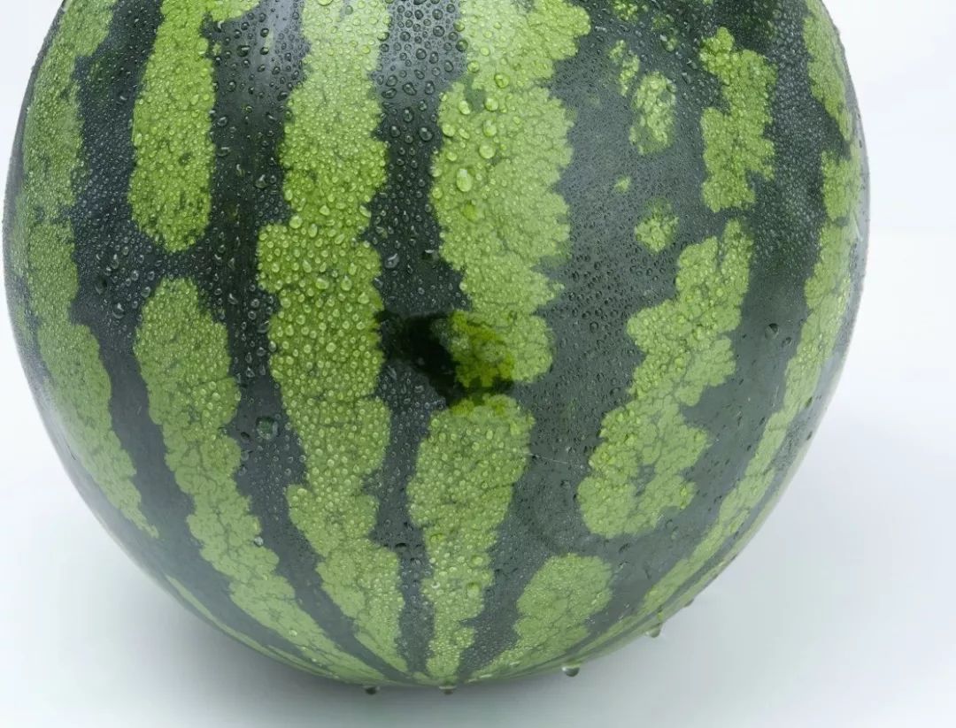 挑西瓜时别再用手拍了,教你个方法,保证皮薄汁多还很甜!