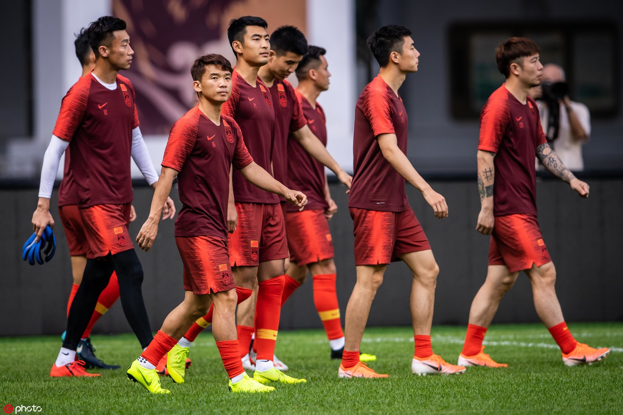 中国男足备战友谊赛,众将轻松训练,李可采访不停