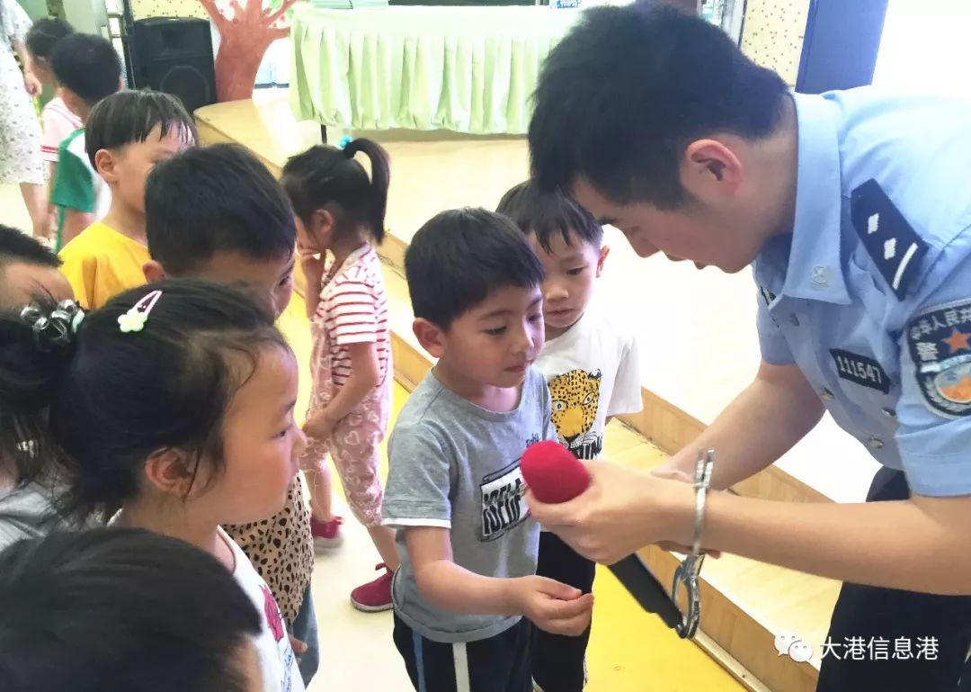 今天上午交警带着手铐警棍催泪喷射器走进了镇江新区大港某幼儿园