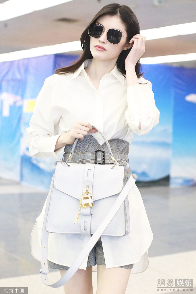 何穗白衬衫配腰封秀细腰 长腿一迈气场十足