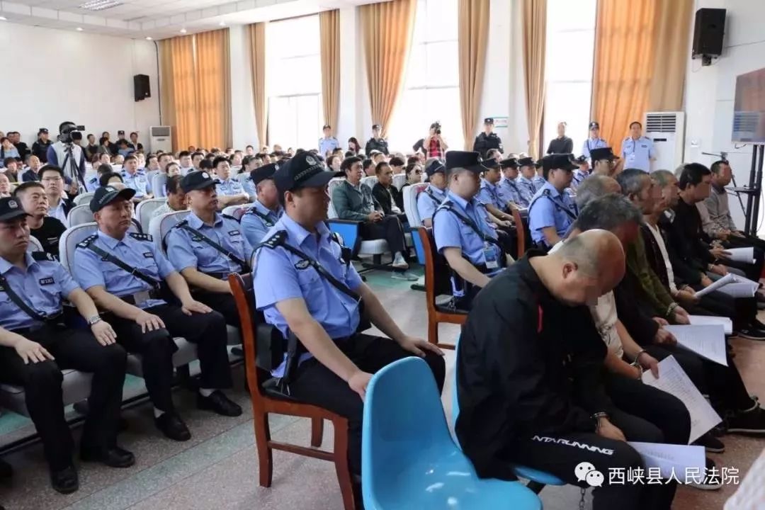 西峡法院公开审理一起11人涉嫌组织,领导,参加黑社会性质组织案件