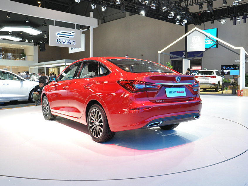 2019重庆车展:长安逸动1.4t车型亮相