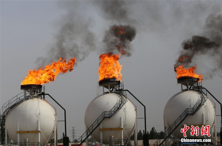 演习现场模拟油罐着火的危险情况.卢键 摄消防演习现场.