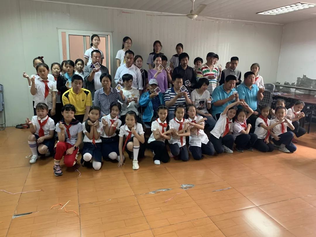 6月3日下午,夏阳街道团工委联合实验小学(青湖校区),组织少先队员们