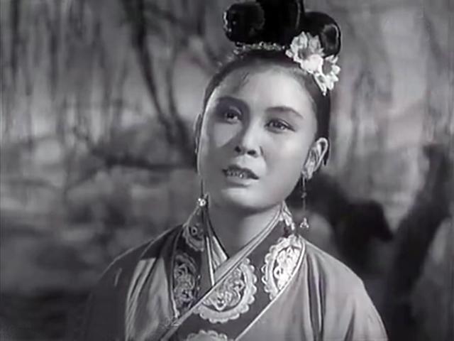 在严凤英生命垂危之际,还有很多人围在她的身边,对她进行"大批判".