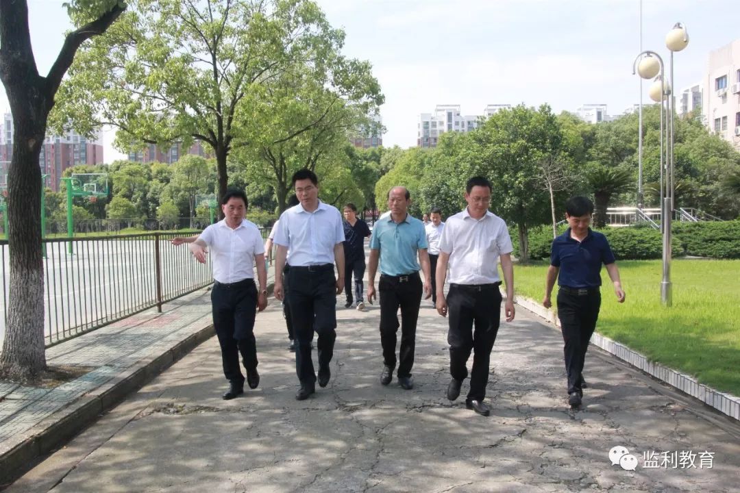 副县长游袤,县政府办公室主任石团方,县教育局局长朱明波等陪同调研.