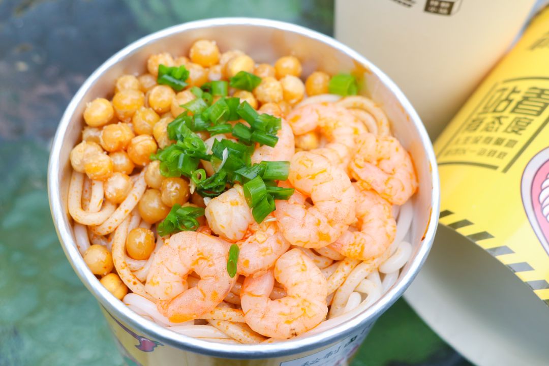 128元拌粉奶茶西街新开的地铁主题拌粉店去晚只能站着吃