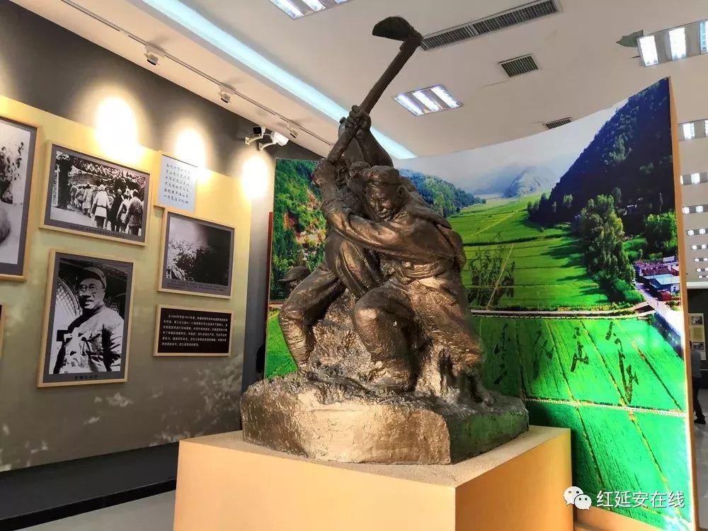刚从南泥湾大生产运动展馆参观出来的大学生朱学亮,看着来回忙碌的