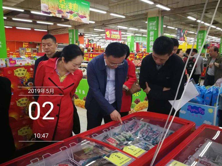 区政府赫敏副区长,区商务局蔡波局长带队,到江汉路步行街区,大洋百货