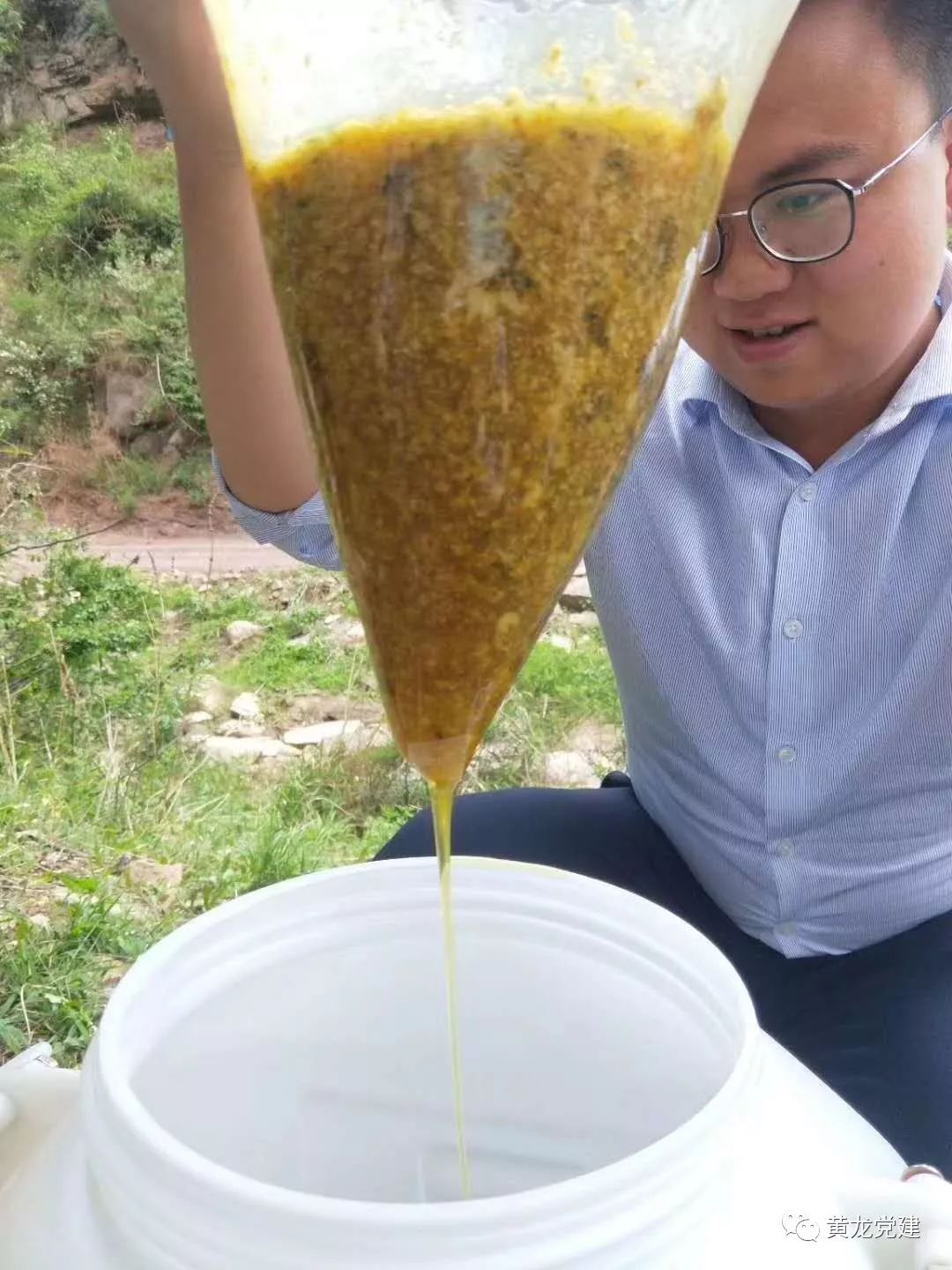 范清泉介绍目前圪崂峰谷蜂蜜主要是以狼牙刺花蜜为主狼牙刺花蜜色泽
