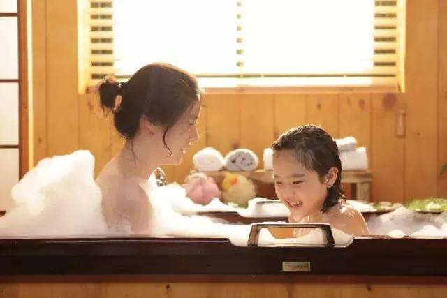 原创爸爸给4岁女儿洗澡女儿说的一句话让爸爸心里不是滋味