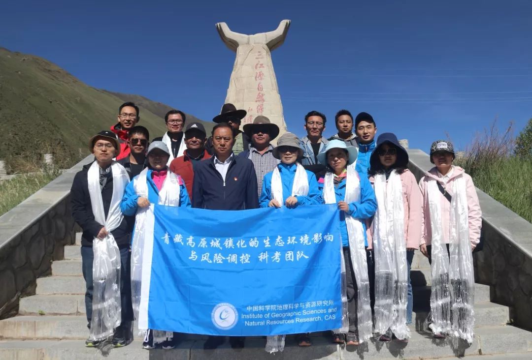 张永强向调研组详细介绍了称多县经济社会发展的各项情况.