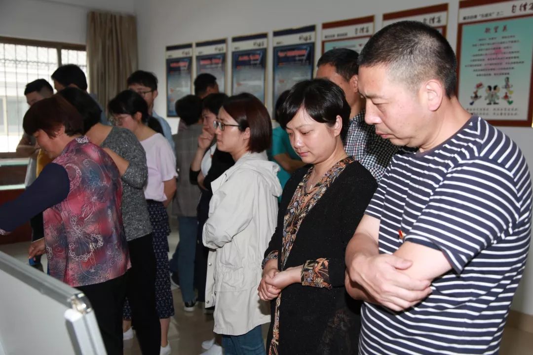 重重铁门踏进监狱,参观了看守所的视频监控室,关押室,放风场所等区域