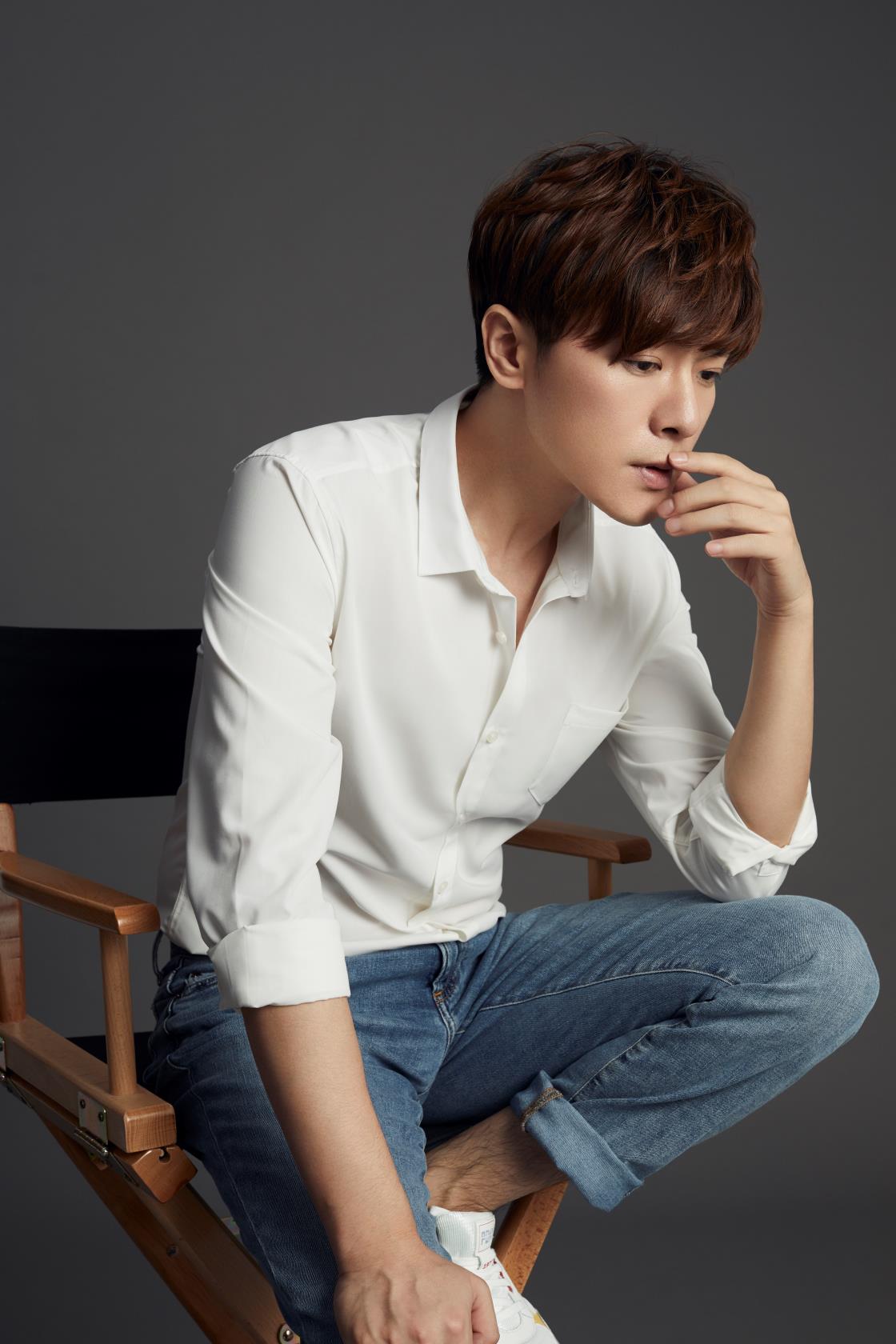 万思维休闲写真曝光纯白衬衣尽展潮流风范