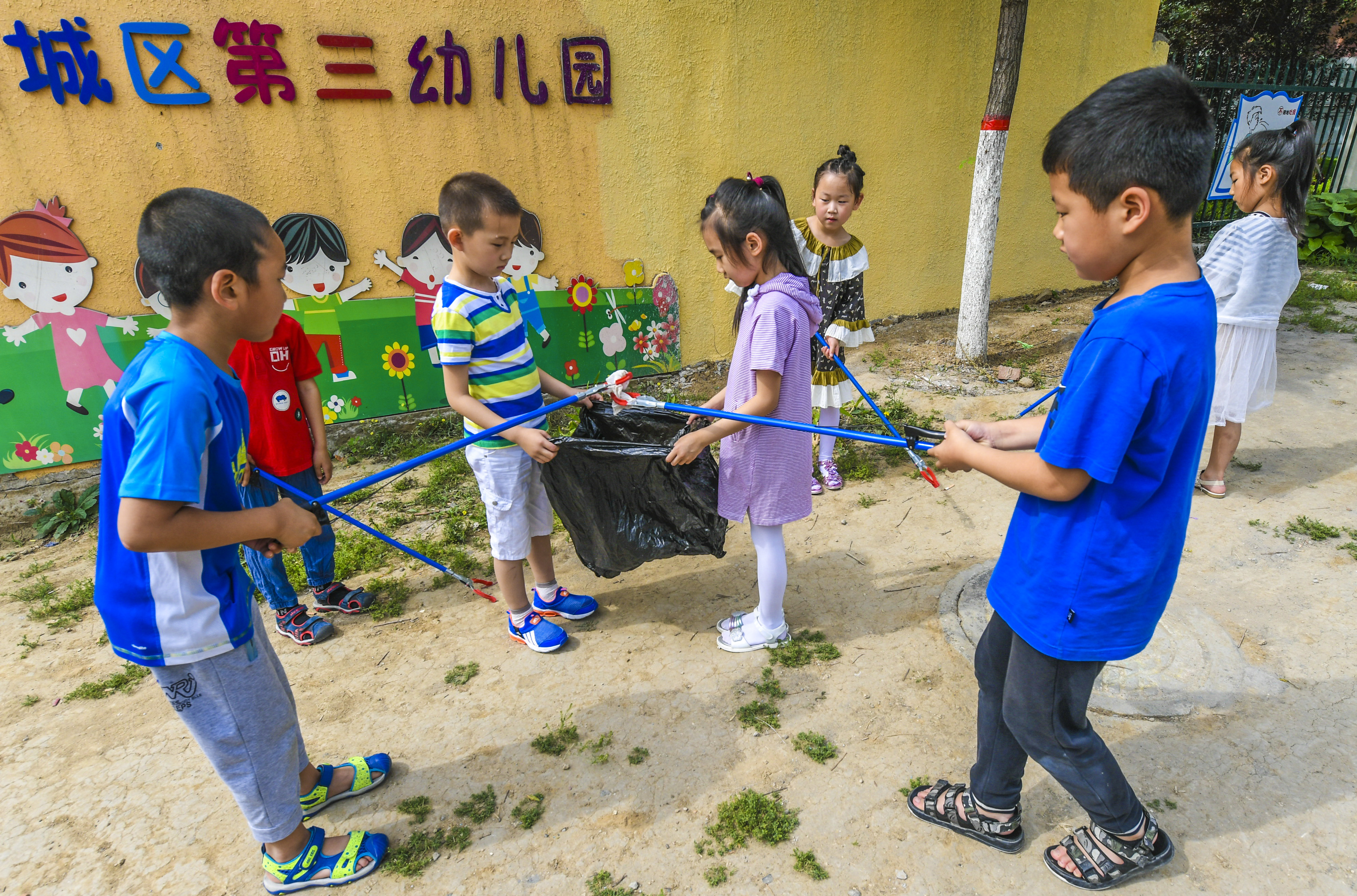 当日是世界环境日,河北省大厂回族自治县城区第三幼儿园组织开展"保