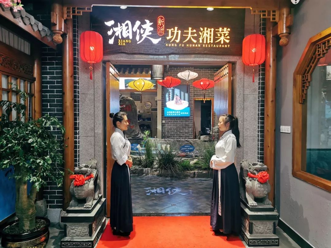 昆明惊现武侠风网红饭店,带您穿越时空来尝喷火鱼头