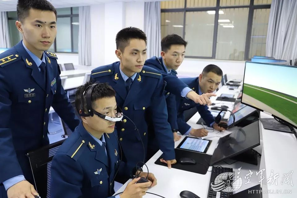 何明达 摄在空军工程大学的菁菁校园里,4名"95后"学员,怀揣着创新的