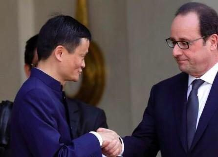 马云和政商要员握手都单手对她却是双手捧握