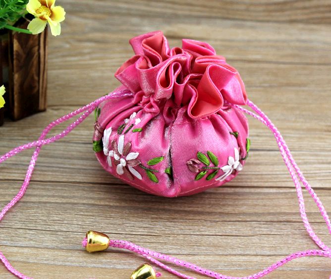 包粽子编五彩绳戴荷包颐康长者们原来是这样享受端午节的