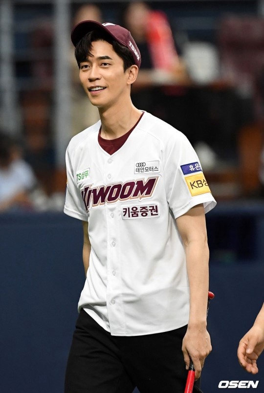 申盛禄现身棒球赛帅气挥棒优越身材比例引迷妹尖叫组图