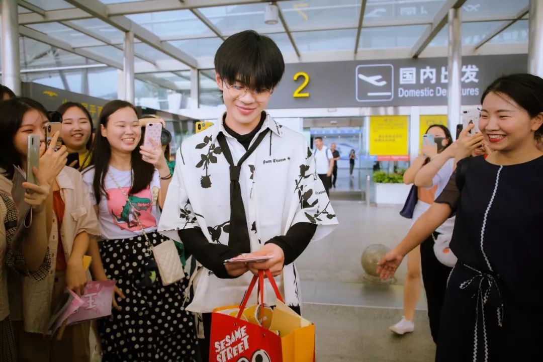 原创王晨艺现身机场获大批粉丝接送人气旺可他将面临逃不掉的危机