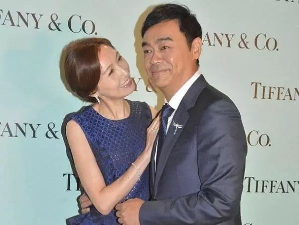 51岁郭蔼明出街买外卖老公刘青云随传随到帮忙拿东西