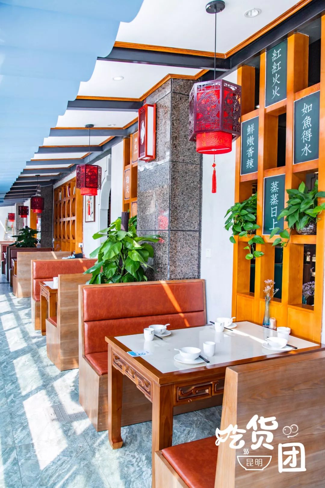 昆明惊现武侠风网红饭店,带您穿越时空来尝喷火鱼头