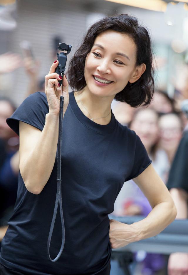 58岁陈冲吊带裙配波波头同框老公好少女减龄穿搭年轻人真比不了