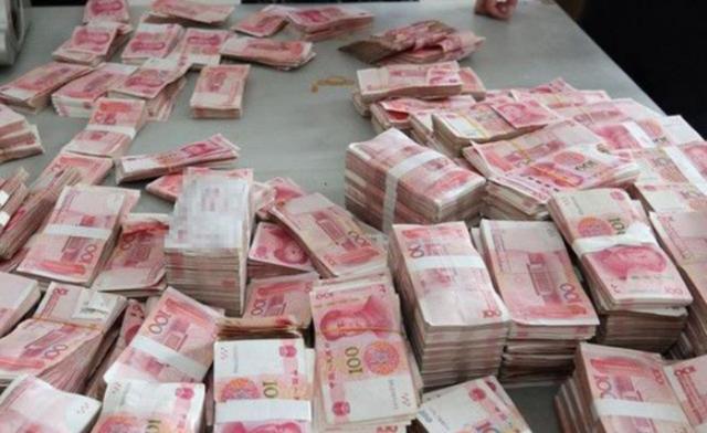 大捆的钱摆在桌上居然没人敢抢成为街边一大奇景