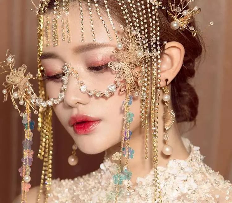 圆框搭配蝴蝶,流苏,珍珠,仙气十足,惊艳了不少人～搭配汉服美成仙古风