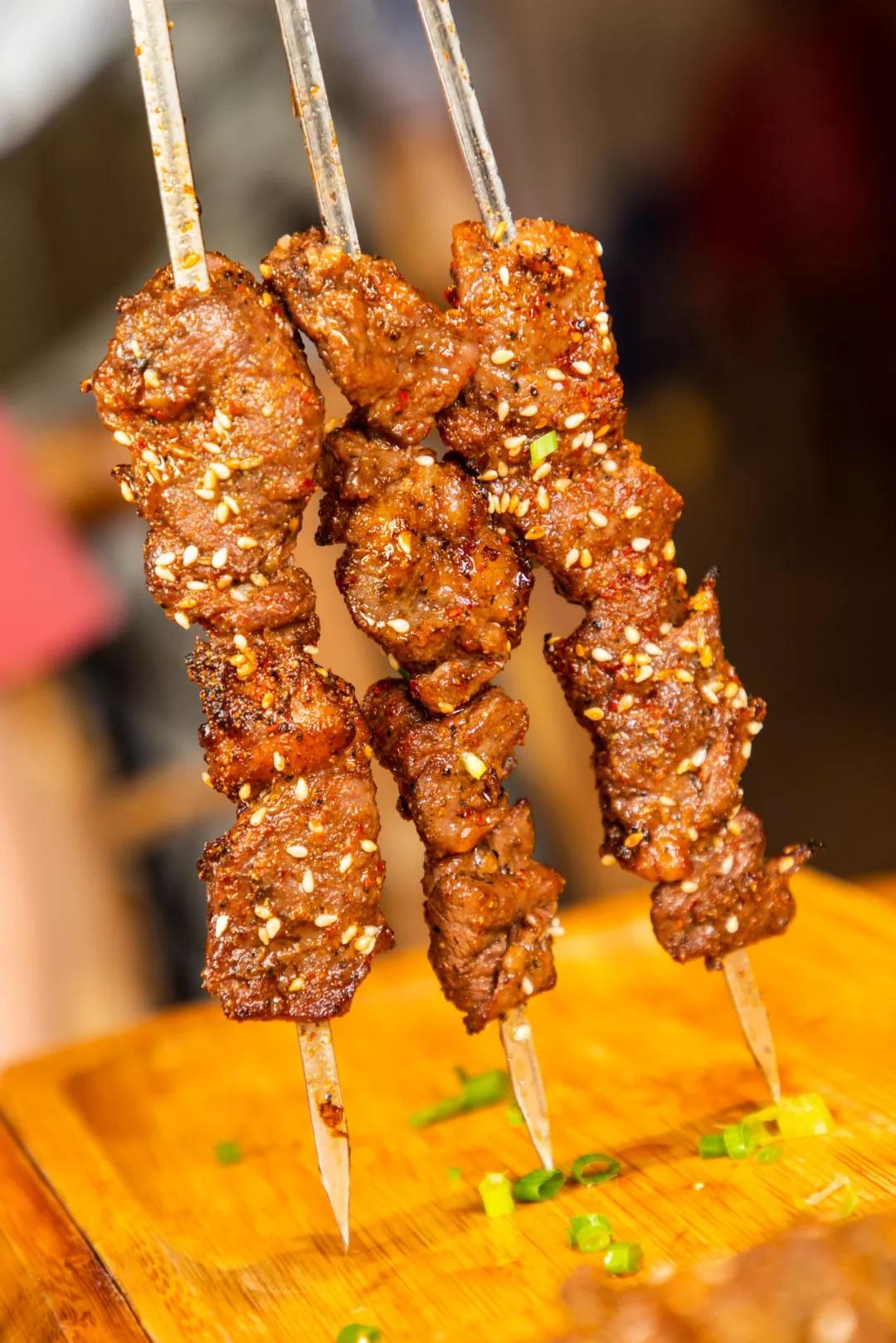 精选的牛上脑肉质鲜嫩有嚼劲,一串沉到差点没拎起来!