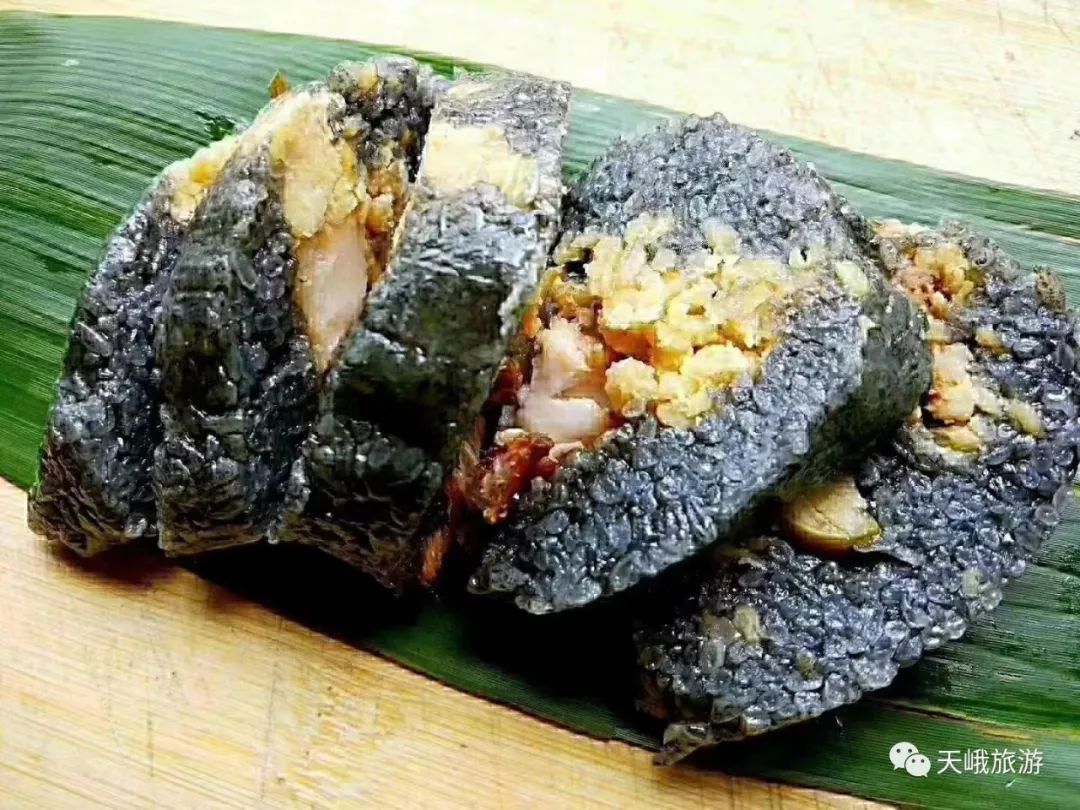 软糯的触觉,植物的天然芳香咱们天峨的"黑粽",纯天然的材料,传统的