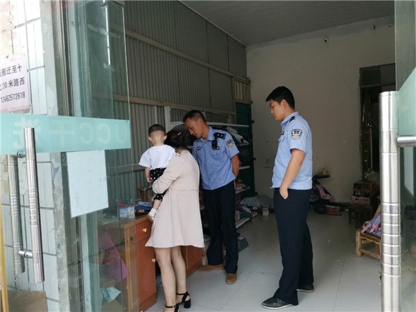 桐柏公安黄岗派出所走村入户访民意排查隐患保平安