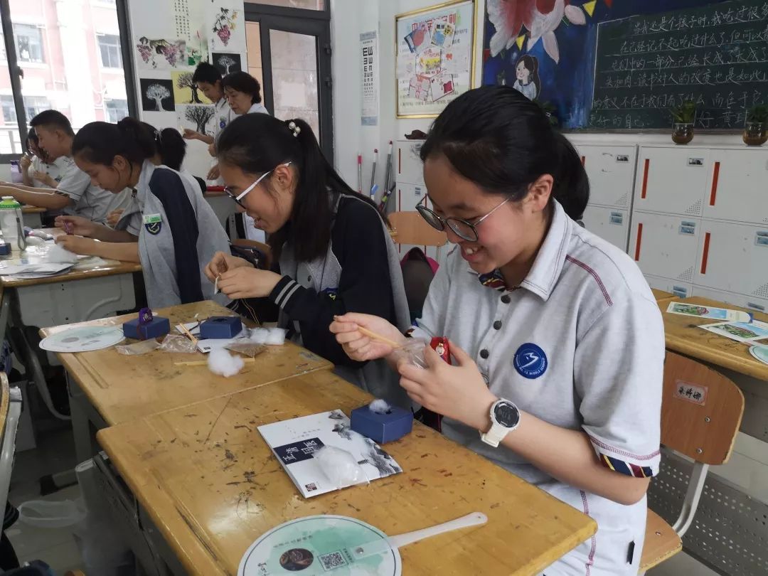 香囊制作随后,同学们在张医师的指导下,现场体验了中药香囊的制作过程