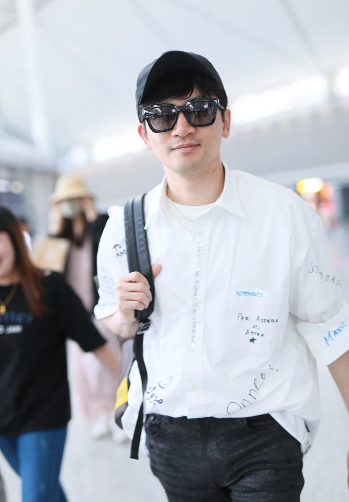 46岁苏有朋总算换风格留起胡茬却难掩少年气息还瘦出筷子腿