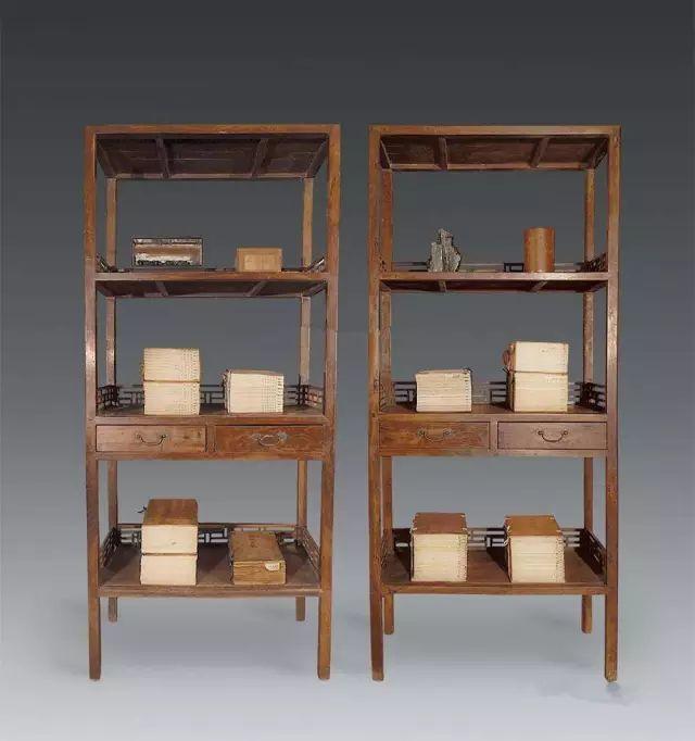 的山水画,人物画,花鸟画,或者名人贤士的墨迹各若干幅,用来充实书架