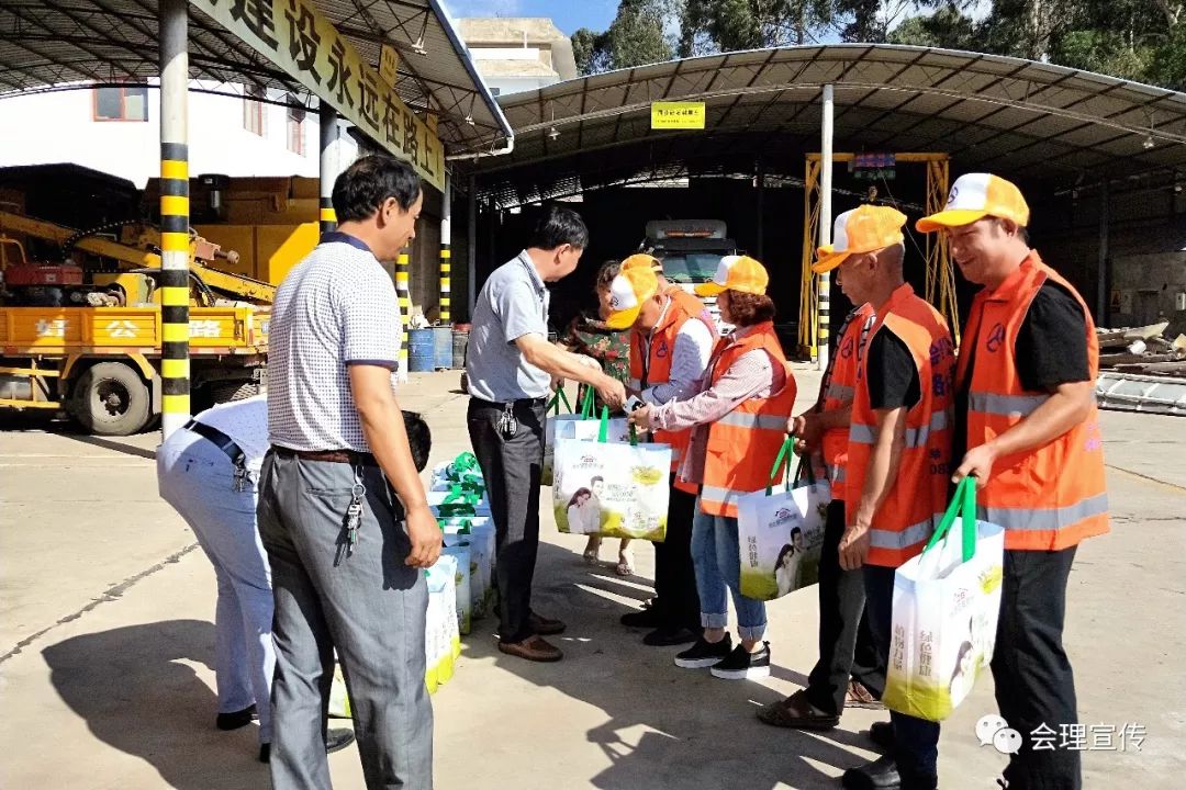 县总工会向一线职工送"清凉"_刘光宇