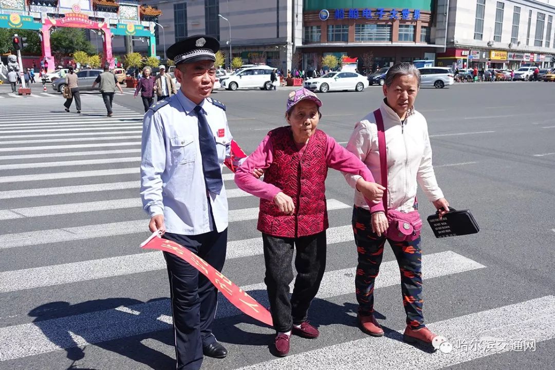 愛心駕駛員走上街頭疏導交通無私奉獻弘揚雷鋒精神