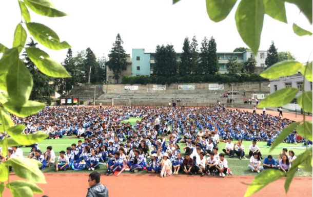 大方县坡脚中学举行扣好人生第一粒扣子暨2019届毕业文艺汇演