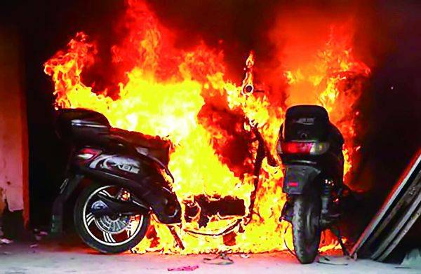 电动车充电失火致两人死亡!事故原因引人深思_搜狐汽车_搜狐网