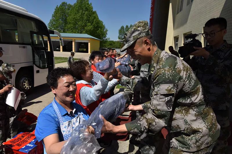 鲅鱼水饺进军营军民鱼水一家亲