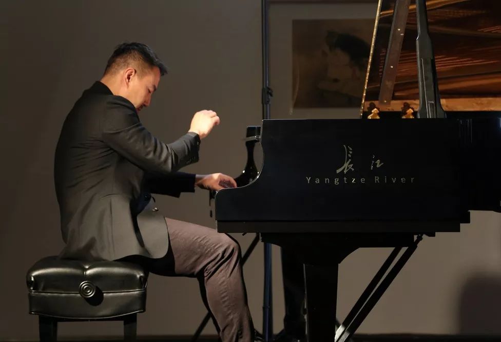 开幕式期间,中国音乐学院作曲系教授姜万通携手钢琴演奏家张放,小提琴