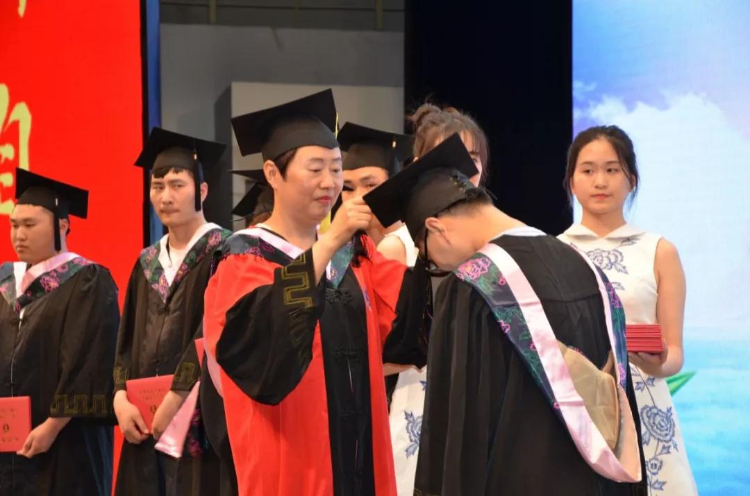南阳师院法学院举办筑梦前行2019年毕业典礼暨颁奖晚会