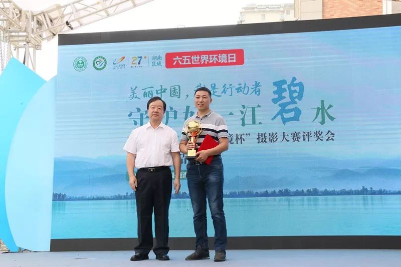 市人民政府副市长罗伟为一等奖作者丁建国颁奖