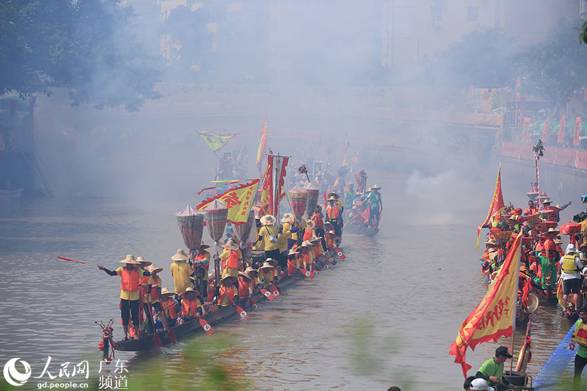 广州车陂200多艘龙舟竞渡迎端午_龙船