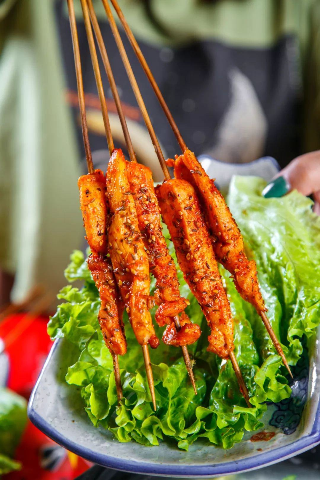 精选的鸡腿肉肉质多汁肥瘦兼备腌制入味后再拿去烤制鲜香中带着奥尔良