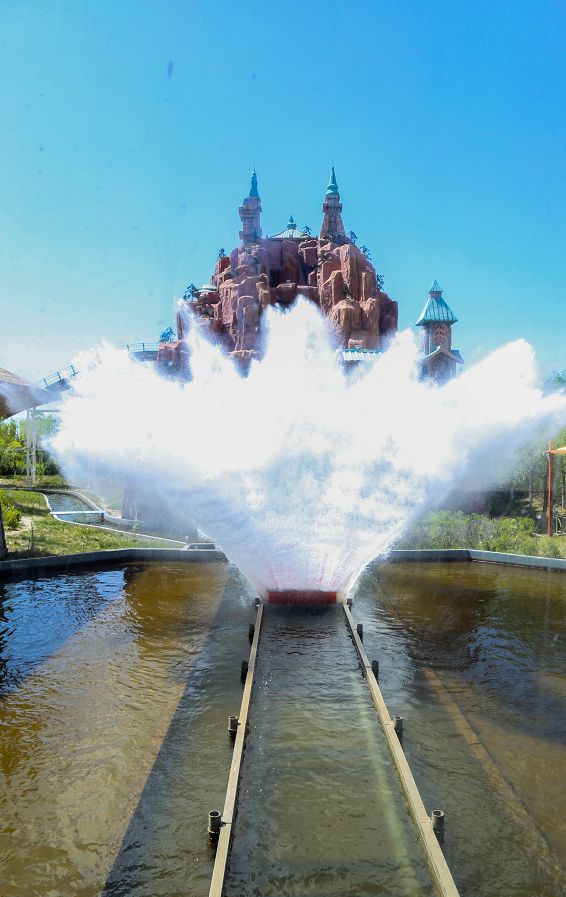 打在身上任性的让"激流勇进"的水珠伴着"过山车火流星"的尖叫声放肆