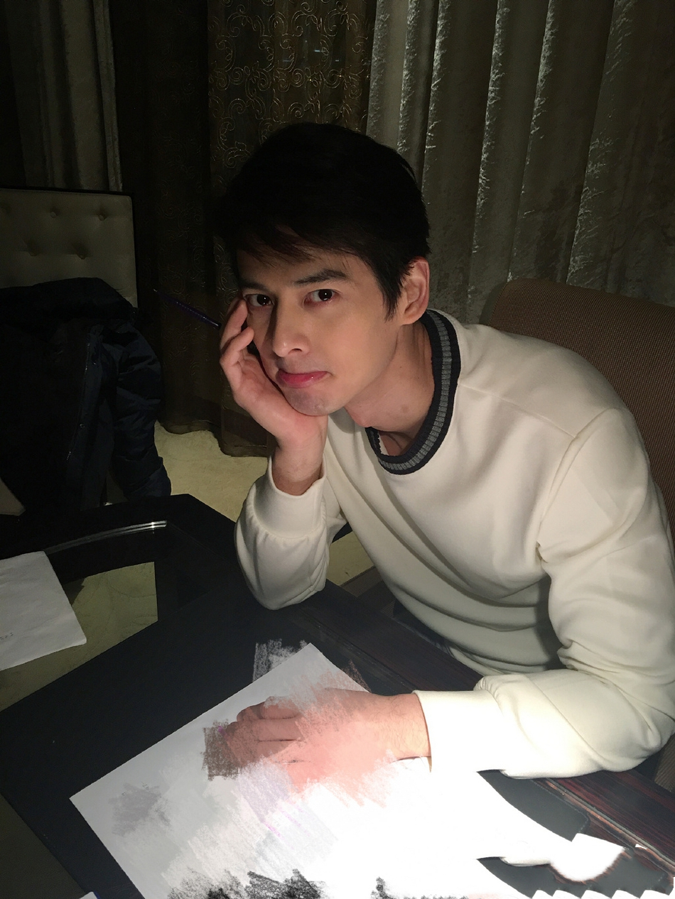 1/ 12 搜狐娱乐讯 近日,一组郭品超的照片在微博上引起热议,照片中