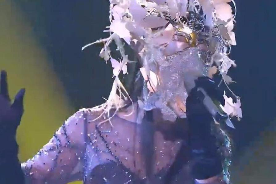 周深穿女装献唱《身骑白马》,太惊艳了!和原唱有的一拼!